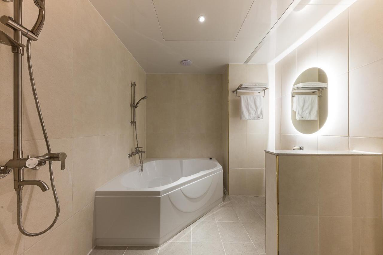Hotel Lium Cheonan Bagian luar foto
